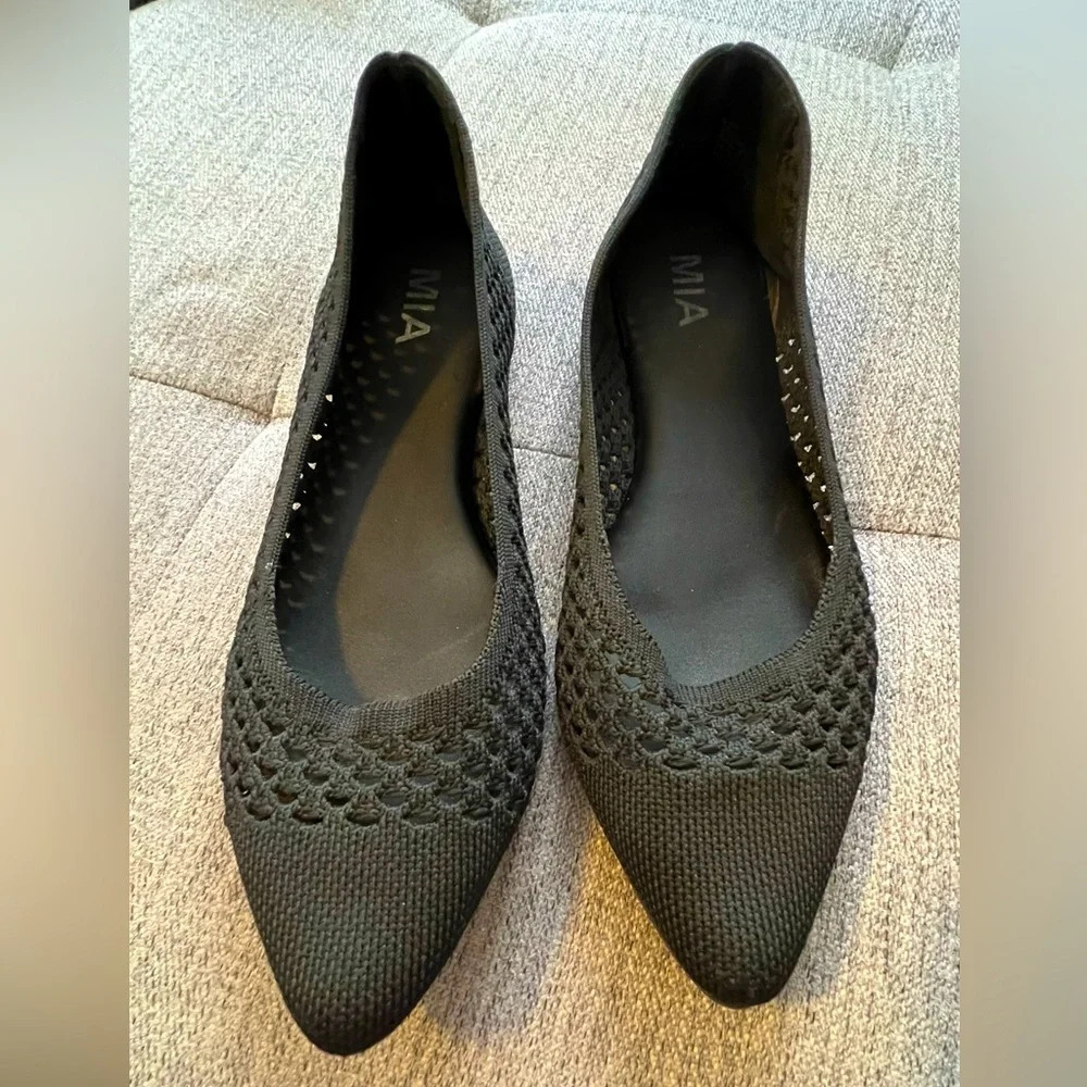 ☘️ EUC MIA Lovi Pointed Toe Flats Size 8.5 Black